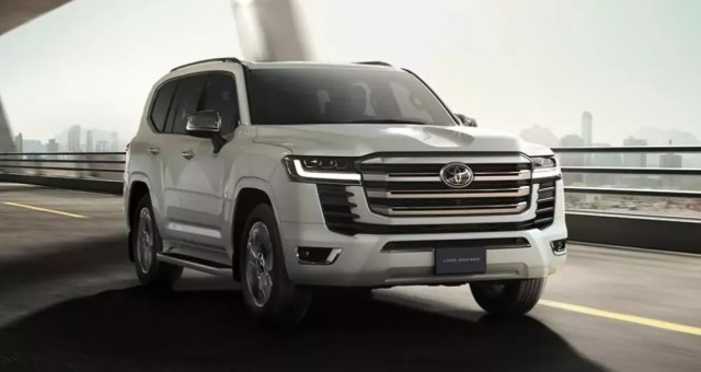 Toyota Land Cruiser LC300 Hybrid chưa bán chính hãng đã bị 'đội giá' tại Việt Nam